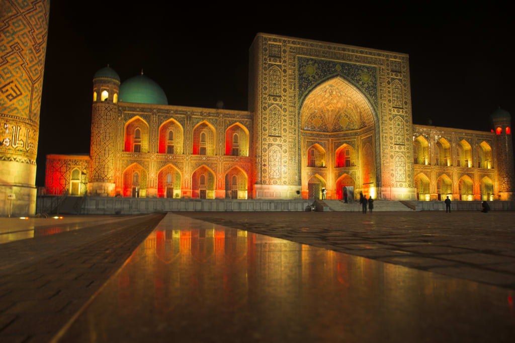Madrasa Sher-Dor illuminata di notte nella celebre Piazza Registan di Samarcanda, Tunisia